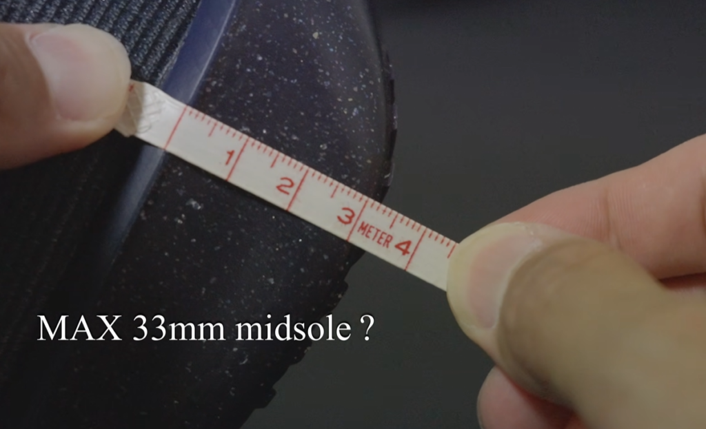 計測してみると、かかと部分の厚みは約32〜33mm